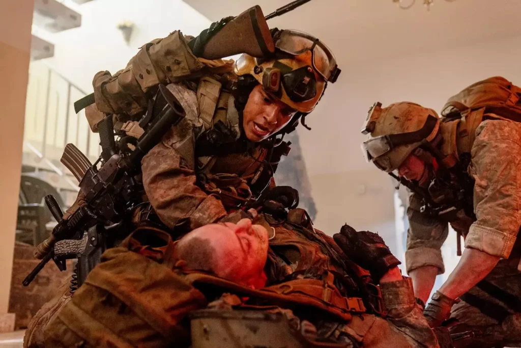 Кадр из кинофильма "Под огнём" 2025 года