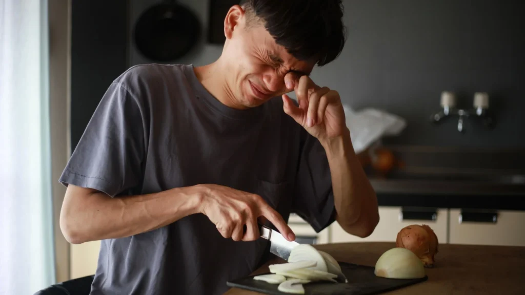 Режет лук и плачет